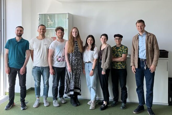 Gruppenfoto eines Teil des Projektteams gemeinsam mit einem Vertreter des Projektträgers