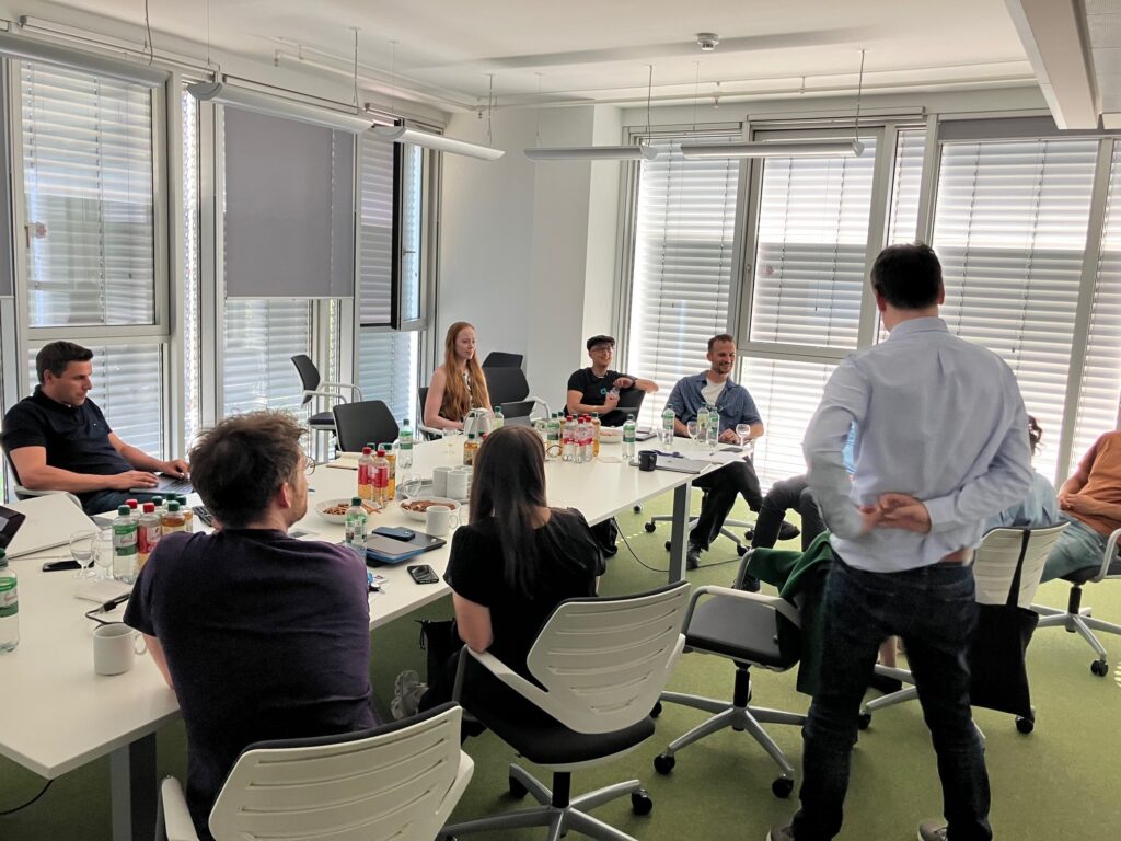 Foto auf dem ein Teil des Projektteams im Rahmen des Cloud-Workshops miteinander diskutieren.